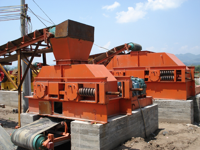 齒輥式破碎機現(xiàn)場圖